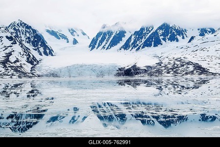 Monacobreen glacier, reflected in the water, Liefdefjorden, Spitzbergen, Norway-stock-foto