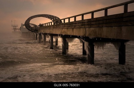 Pier with icicles, waves, Kellenhusen, Baltic Sea, Schleswig-Holstein, Germany-stock-foto