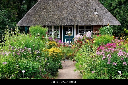 Farm garden with thatched pavilion and colourful variety of flowering summer flowers and perennials, such as phlox, coneflower, cosmea, Indian nettles, sunflower, spider flowers, golden yarrow, mallows and zinnias, Botanischer Garten Hamburg, Hamburg, Germany-stock-foto