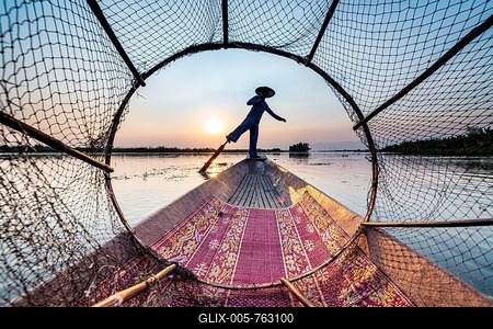 Fisherman at Inle Lake with traditional Intha conical net at sunset, fishing net, leg rowing style, Intha people, Inle lake, Shan state, Myanmar-stock-foto