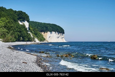 Pebble beach, chalk coast in Sassnitz, Jasmund National Park, Island of Rügen, Baltic coast, Mecklenburg-Western Pomerania, Germany-stock-foto