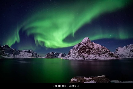 Green northern lights reflected in fjord, steep mountains, aurora borealis, winter, Reine, Moskenesoya, Lofoten, Norway-stock-foto