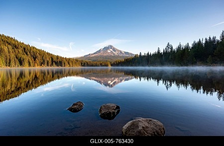 Three stones in the water, reflection of the volcano Mt. Hood in the lake Trillium Lake, in the morning light, Oregon, USA-stock-foto