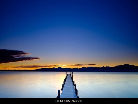 Footbridge at Chiemsee at sunrise, behind the Chiemgau Alps, Chiemgau, Upper Bavaria, Bavaria, Germany-stock-foto