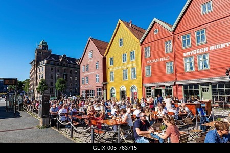 Open air cafes, Bryggen, series of Hnaseatic buildings, Unesco world heritage site, Bergen, Norway-stock-foto
