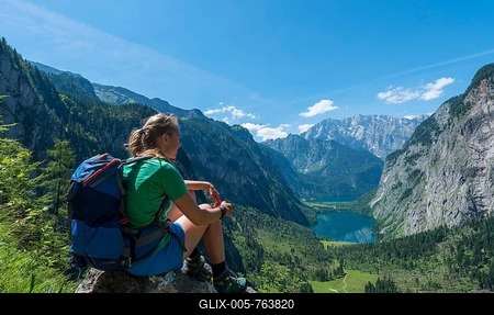 View of the Obersee and Königssee, hiker on the Röthsteig, in the back Watzmann, Berchtesgaden, Oberbayern, Bavaria, Germany-stock-foto