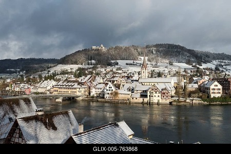 View over the Rhine River towards the historic town centre of Stein am Rhein with Burg Hohenklingen Castle, Stein am Rhein, Stein am Rhein, Canton of Schaffhausen, Switzerland-stock-foto