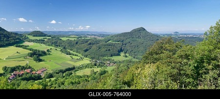 Panorama view, from Hornberg ob the the Kaiser mountains Stuifen and Hohenstaufen, Swabian Jura, Baden-Württemberg, Germany-stock-foto