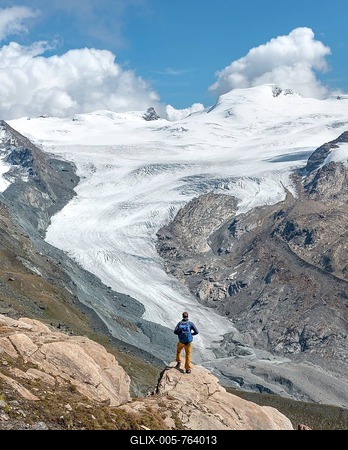 Hiker looks from the mountain Unterrothorn onto the glacier tongue of the Findel Glacier, Zermatt, Walliss, Switzerland-stock-foto
