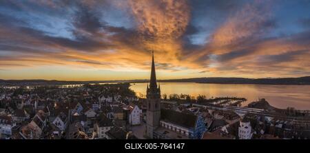 Aerial view of the town of Radolfzell on Lake Constance with the Radolfzell Minster in front of sunrise, Constance County, Baden-Württemberg, Germany-stock-foto