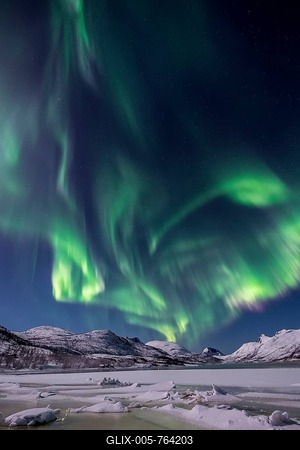 Northern lights over the Senja Island, Troms, Norway-stock-foto