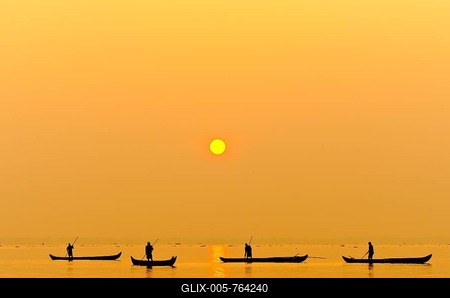 Fishermen fishing on Lake Vembanad at sunrise, Kerala, southern India, India, Asia-stock-foto