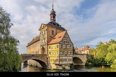 Old Town Hall on an artificial island in the River Regnitz. The landmark can be reached via two arched bridges. City view of Bamberg, Upper Franconia, Bavaria, Germany-stock-foto