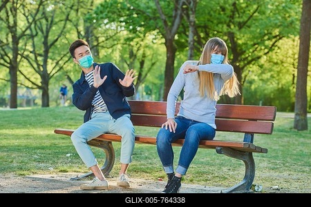Man and woman wearing a face mask on a park bench in a municipal park, Corona crisis, Regensburg, Bavaria, Germany-stock-foto