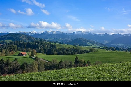 Farmhouse in the Allgäu countryside, Allgäu Alps at the back, Stiefenhofen, Allgäu, Bavaria, Germany-stock-foto