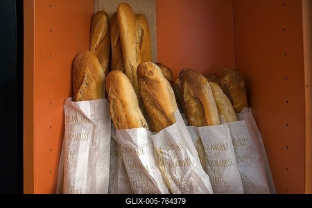 Fresh baguettes in a bread box of a bakery, Paris, France-stock-foto