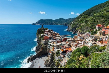Colorful houses on cliffs with beach, overlooking Vernazza, La Spezia, Cinque Terre, Liguria, Italy-stock-foto