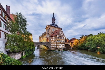 Old Town Hall on an artificial island in the River Regnitz. The landmark can be reached via two arched bridges. Night shot. City view of Bamberg, Upper Franconia, Bavaria, Germany-stock-foto