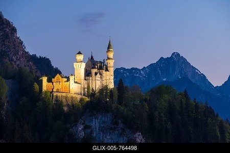 Fairytale castle in front of a tranquil and mysterious mountain landscape, Neuschwanstein, Schwangau near Füssen, Ostallgäu district, Swabia, Bavaria, Germany-stock-foto