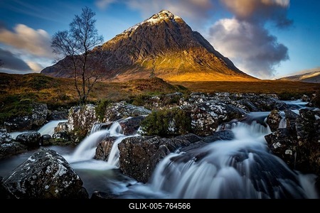 Small waterfall with Birch (Betula) and summit of Stob Dearg in the background, Glen Coe, Rannoch Moor, west Highlands, Scotland, Great Britain-stock-foto