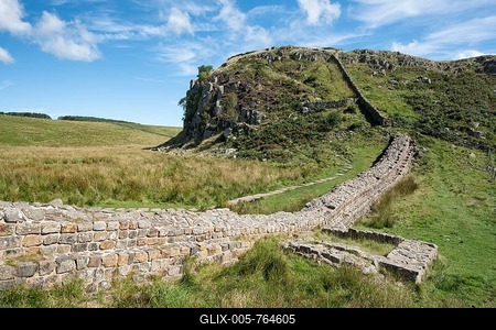 Hadrian's Wall with foundation walls of former watchtower, Haltwhistle, Northumberland, England, United Kingdom-stock-foto