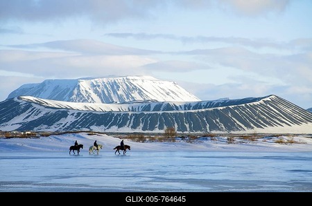 Riders in front of on partly frozen lake Myvatn, volcanoes, Ludent, Hverfjall, Myvatn, Iceland-stock-foto