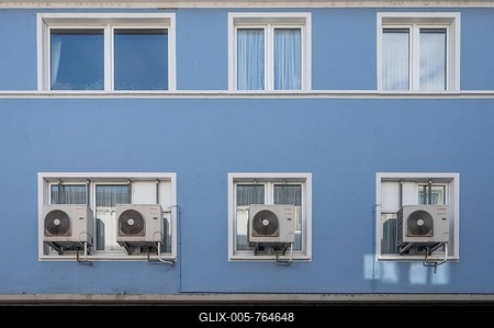 Air conditioning units outside the window of an apartment block, Kitzingen, Unterfanken, Bavaria, Germany-stock-foto