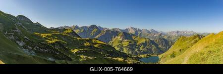 Mountain panorama from Zeigersattel to Seealpsee, on the left Höfats 2259m, Allgäu Alps, Allgäu, Bavaria, Germany-stock-foto