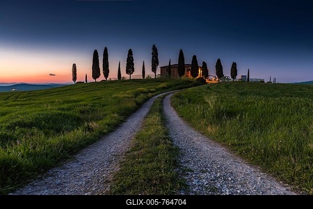 Tuscan landscape with grain field, dusk, San Quirico d'Orcia, Val d'Orcia, Tuscany, Italy-stock-foto