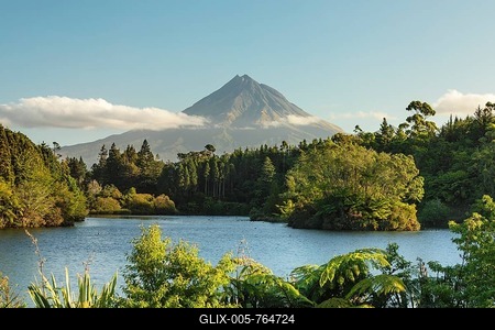 View over Lake Mangamahoe to Mount Taranaki (2518m), Oceania, Egmont National Park, Taranaki, North Island, New Zealand-stock-foto