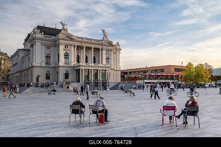 Zurich Opera House with Sechseläutenplatz, Zurich Opera, Switzerland-stock-foto