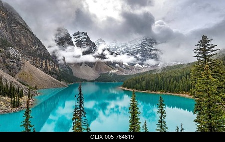 Clouds hanging between the mountain peaks, reflection in turquoise lake, Moraine Lake, Rocky Mountains, Banff National Park, Alberta Province, Canada-stock-foto