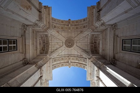 Triumphal Arch of Rua Augusta, Arco da Rua Augusta, also Arco do Triunfo, frog perspective, Baixa district, Lisbon, Portugal-stock-foto