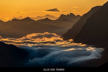 Sunrise over Lechtal Alps with fog in the valley, Berwang, Lechtal, Außerfern, Tyrol, Austria-stock-foto