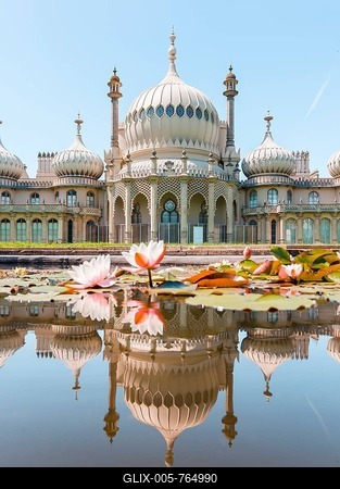 Water lilies in a pond in front of Royal Pavilion Palace, Mirroring, Brighton, East Sussex, England, Great Britain-stock-foto