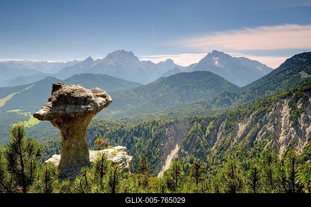 Rock formation Steinerne Agnes at the Lattengebirge, in the back Watzmann and Hochkalter, Berchtesgadener Alps, Bischofswiesen, Oberbayern, Bavaria, Germany-stock-foto