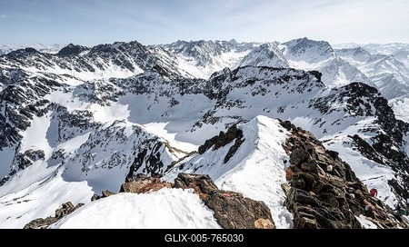 Summit ridge of Sulzkogel, view of snow-covered mountain panorama, behind summit Zwieselbacher Rosskogel and Vordere Sonnenwand, Kühtai, Stubai Alps, Tyrol, Austria-stock-foto