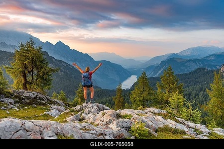 Hiker stretches arms into the air, view over Königssee from Feldkogel, left Watzmann Südspitze and Watzmann-Kinder, right Funtenseetauern, sunset, National Park Berchtesgaden, Berchtesgadener Land, Upper Bavaria, Bavaria, Germany-stock-foto