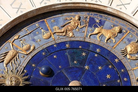 Torre dellOrologio (1496-1506) on St Marks Square (Piazza San Marco), the astrological clock shows the phases of the moon, the sun and the signs of the zodiac. The dial is made of lapis lazuli, Venice, Veneto, Italy-stock-foto