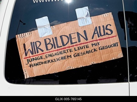 We train, looking for workers, craftsmen, cardboard sign on a car window, Weimar, Thuringia, Germany-stock-foto