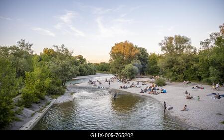 People on the Isar at the Flaucher, evening light, Munich, Bavaria, Germany-stock-foto