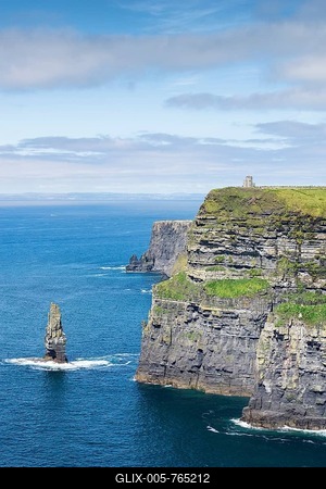Cliffs of Moher, steep cliffs up to 214m, County Clare, Ireland-stock-foto