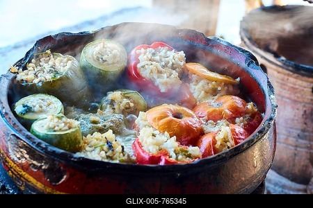 Gemista, steaming stuffed tomatoes, peppers and courgettes in bowl, close-up, Dounias restaurant, Slow Food, Drakona, White Mountains, Lefka Ori, Chania province, Crete, Greece-stock-foto
