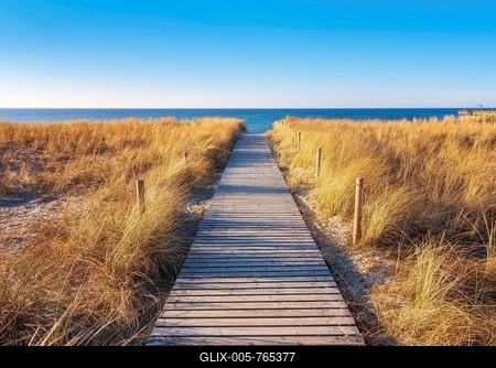 Beach access at the Baltic Sea in the evening light, boardwalk through dunes to the beach, beach grass as coastal protection, Baltic Sea resort Rerik, Mecklenburg-Western Pomerania, Germany-stock-foto