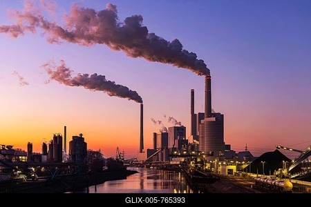 Mannheim coal-fired power station on a cold winter's day, plumes of smoke above the chimneys. Grosskraftwerk Mannheim AG (GKM) . Mannheim, Baden-Württemberg, Germany-stock-foto