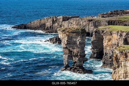 The 35m high surf pillar, called Yesnaby Castle, Sandwick, Mainland, Orkney Islands, Scotland, Great Britain-stock-foto
