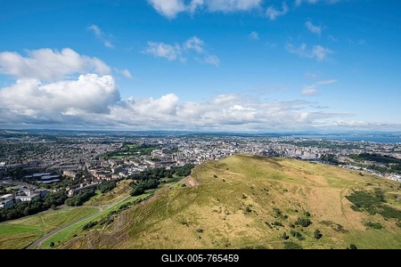View across cliffs of Salisbury Crags into city of Edinburgh from Arthur's Seat, Scotland, United Kingdom-stock-foto