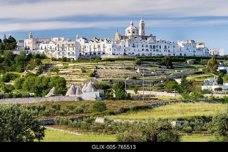 Trulli, round cone houses, neoclassical church of San Giorgio Martire, 1790-1825, Locorotondo, Itria Valley, Apulia, Italy-stock-foto