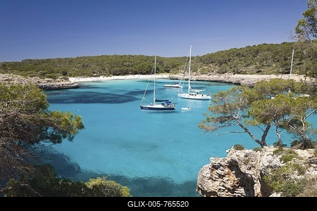 Sailing yachts anchoring in the bay of s'Amarador, Cala Mondragó, natural park of Mondragó, Mallorca, Majorca, Balearic Islands, Mediterranean Sea, Spain, Europe-stock-foto