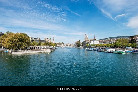 View from Quaibruecke bridge over the Limmat river, beer garden on the island auf Bauschaenzli, left, and the marina with the old town promenade and the twin towers of the Grossmuenster church, right, Zurich, Canton of Zurich, Switzerland, Europe-stock-foto